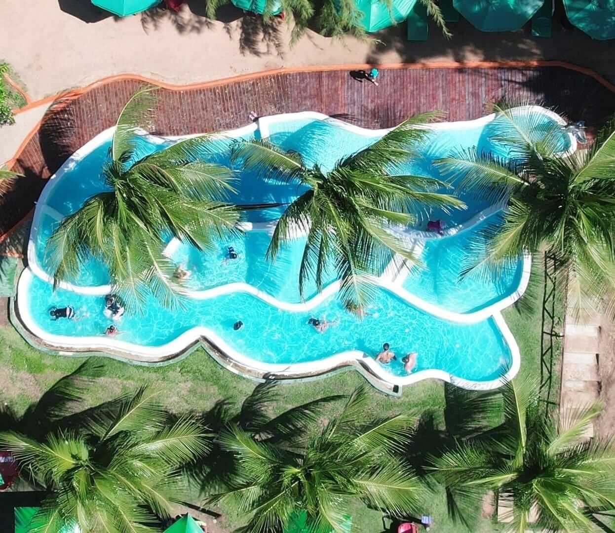 Vista de cima da piscina do Restaurante Amô na Praia do Amor Pipa RN com a Supreme Tur